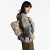 路易威登-boulogne-手袋-bicolor-monogram-empreinte-leather-时尚手袋--M13224_PM1_Worn view